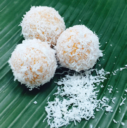 Ondeh Inti (Grated Coconut)